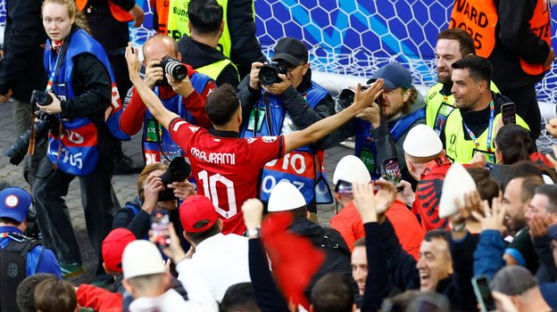 Недим Байрами праздует свой гол в ворота сборной Италии.