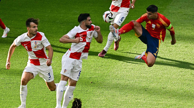 Йосип Шутало и Альваро Мората. Футболисты Йосип Шутало и Альваро Мората в матче между сборными Хорватии и Испании на Евро-2024