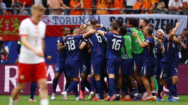 Игроки сборной Нидерландов радуются победе над Польшой на Евро-2024.