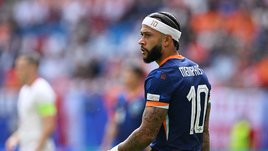 «С такой повязкой ему нужно играть в баскетбол». В матче с Польшей Депай запомнился странным аксессуаром на голове