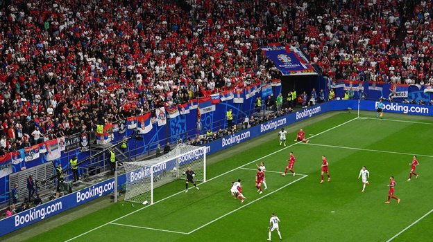 Российские флаги на трибуне сербских болельщиков.