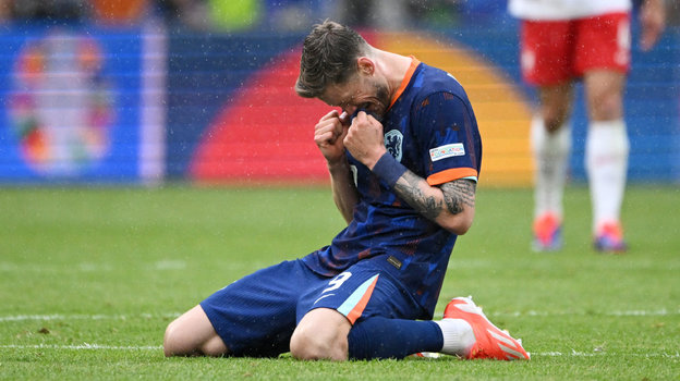 Ваут Вегхорст радуется голу в ворота сборной Польши.