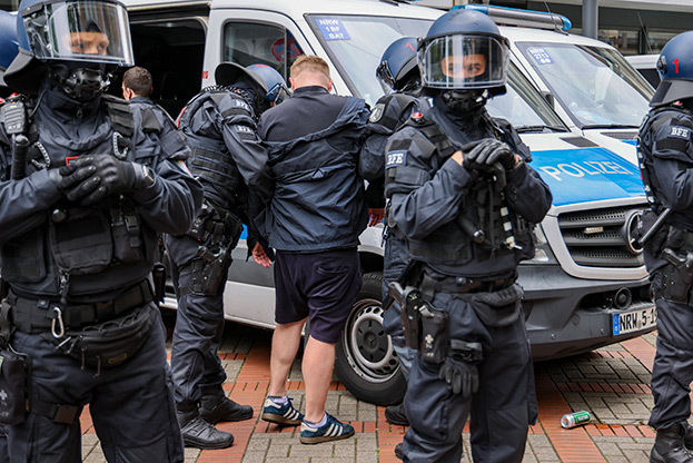 Немецкая полиция наводит порядок на улицах.