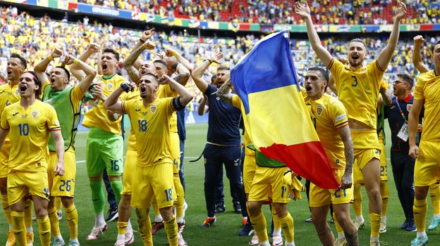Футболисты сборной Румынии радуются голу в ворота Украины.