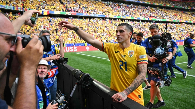 Николае Станчу праздует гол в матче Румыния — Украина на Евро-2024.