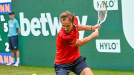 Медведеву помогли эйсы и причуды электроники. Россиянин победно начал травяной сезон