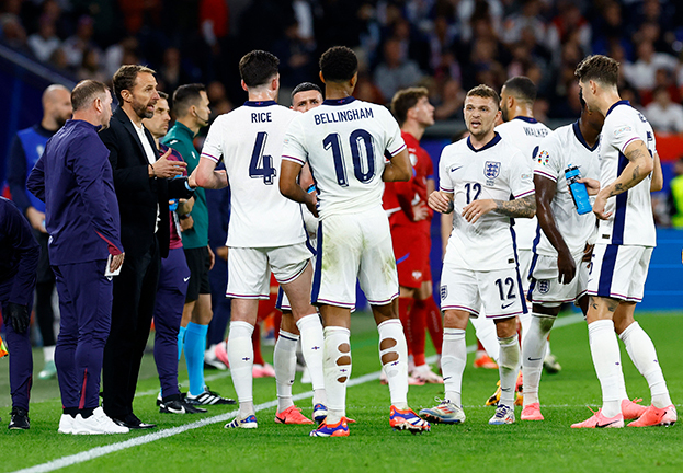 Гарет Саутгейт с игроками сборной Англии.