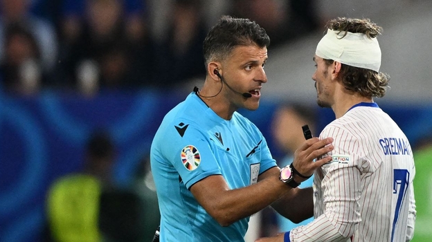 Антуан Гризманн с повязкой на голове.