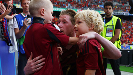 До слез: Де Брейне пришлось успокаивать детей после неудачи Бельгии