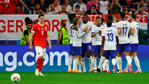 Франция празднует гол в матче с Австрией.