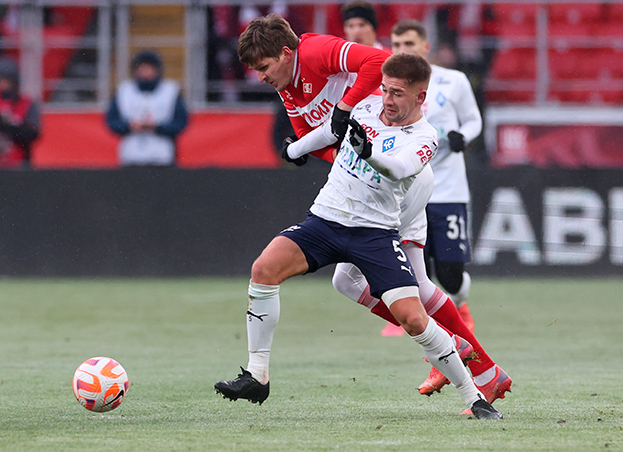Юрий Горшков в единоборстве с Александром Соболевым.