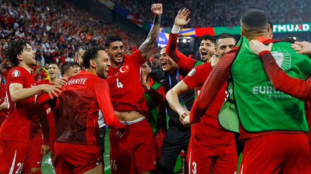 Турецкие футболисты празднуют победу над Грузией.