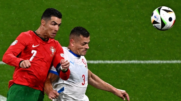 Криштиану Роналду в борьбе с Томашем Холешом.