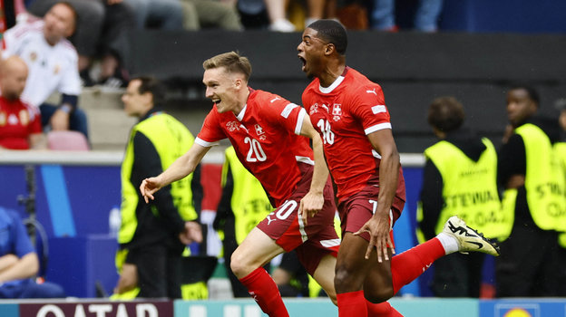 Футболисты сборной Швейцарии Мишель Эбишер и Квадво Дуа.