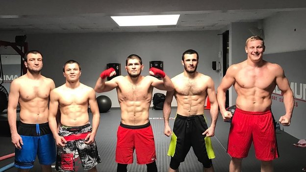 Сентябрь 2017 года, Сан-Хосе, AKA. Абубакар Нурмагомедов, Умар Нурмагомедов, Хабиб Нурмагомедов, Ислам Мамедов и Сергей Павлович.