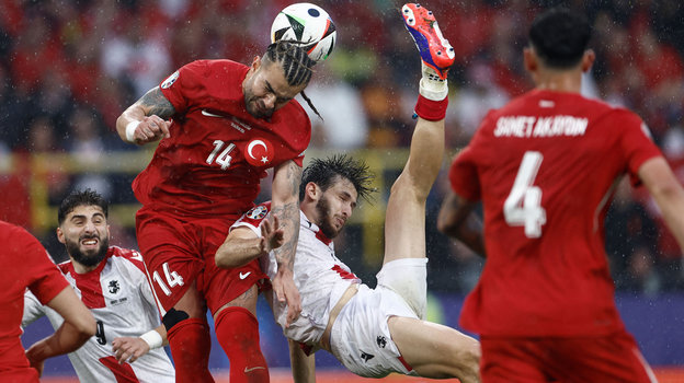 Абдюлькерим Бардакджи и Хвича Кварацхелия. Футболисты Абдюлькерим Бардакджи и Хвича Кварацхелия в матче Евро-2024 Грузия - Турция