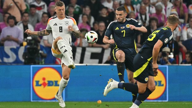Тони Кроос отдает пас в матче Германии против Шотландии.