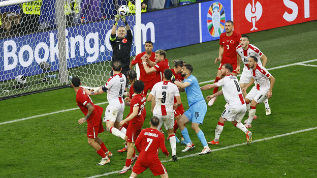 Сборная Грузии в атаке в матче против Турции.