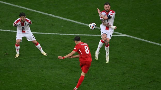 Арда Гюлер наносит удар по воротам сборной Грузии.