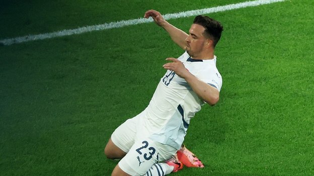 Джердан Шакири празднует гол в ворота сборной Шотландии.