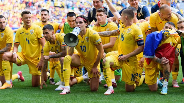 Футболисты сборной Румынии после матча с Украиной на Евро-2024.