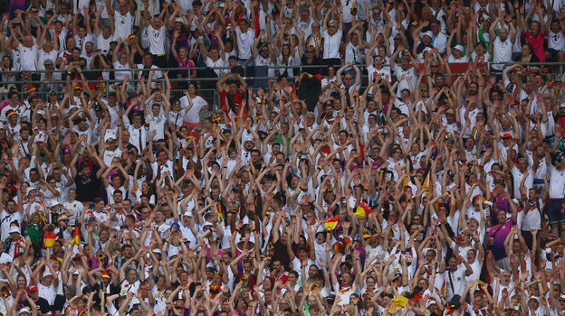 Немецкие фанаты поддерживают сборную Германии на стадионе.