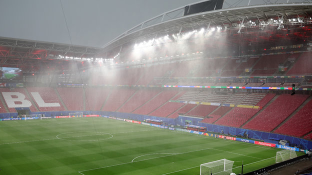 Ливень перед матчем Португалия — Чехия.