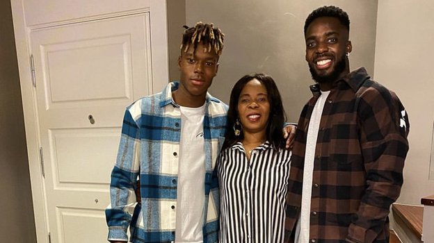 Нико Уильямс с мамой и братом Иньяки. Футболист Нико Уильямс с мамой и братом Иньяки