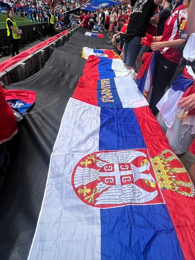 Российские флаги на матче Евро-2024 Словения - Сербия.