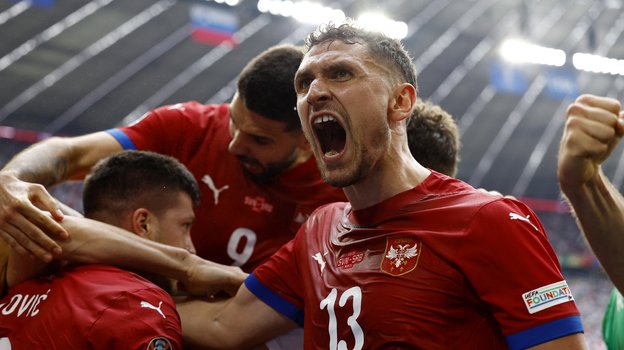 Футболисты сборной Сербии праздуют гол Луки Йовича в ворота Словении.