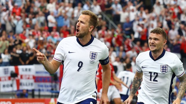 Харри Кейн праздует гол в ворота сборной Дании.