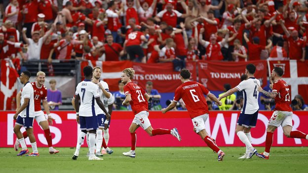 Игроки сборной Дании радуются голу в ворота Англии.