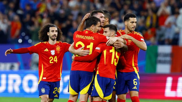 Футболисты сборной Испании радуются победе над Италией.