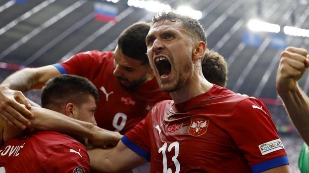 Футболисты сборной Сербии праздуют гол Луки Йовича в ворота Словении.