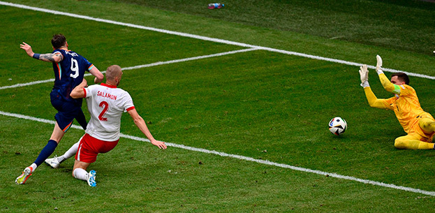 Ваут Вегхорст забивает гол в ворота сборной Польши. Ваут Вегхорст забивает гол в ворота сборной Польши.