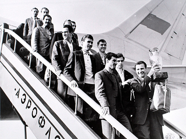 Футболисты сборной СССР возвращаются домой с трофеем.