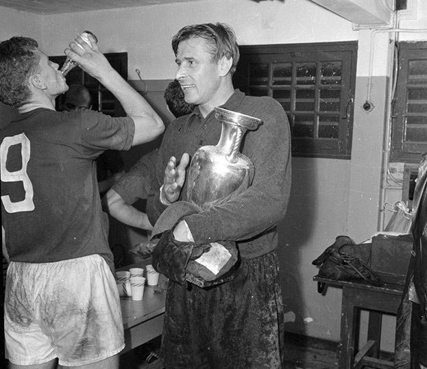 Лев Яшин с Кубком Европы.