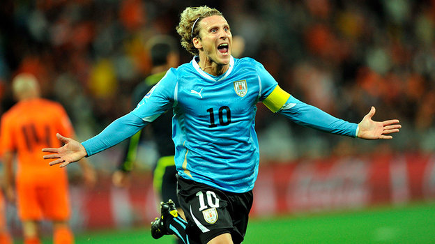 Диего Форлан празднует гол в ворота сборной Нидерландов в полуфинале ЧМ-2010.