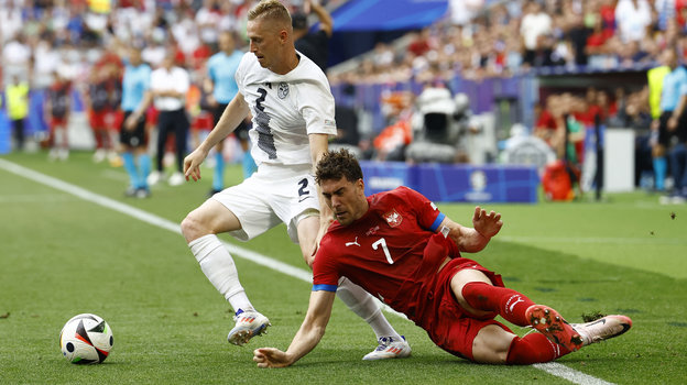 Нападающий сборной Сербии Душан Влахович (№ 7).