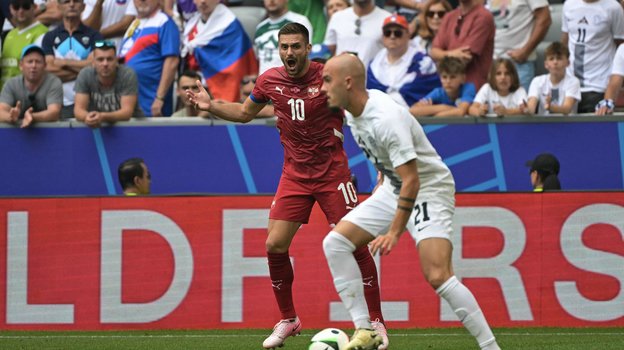 Защитник сборной Словении Ваня Дркушич (№ 21).