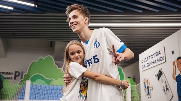 Влад А4 с юной поклонницей.