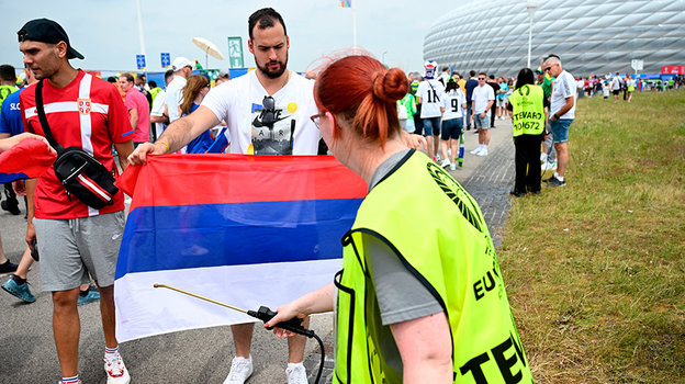 Стюарды проверяют, не является ли флаг болельщика российским.