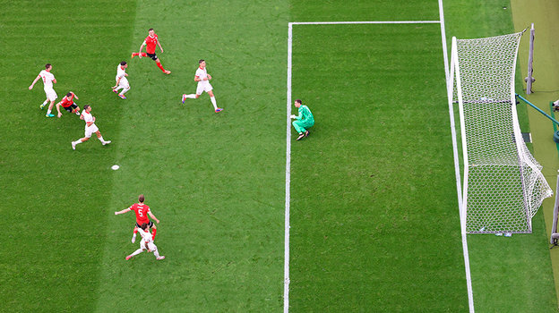 Гол Кристофа Баумгартнера (второй слева) стал для Австрии победным.