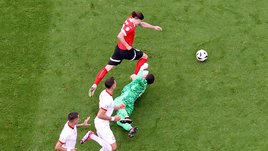 Щенсны привез необычный пенальти в матче с Австрией. Поляк заработал неоднозначный 11-метровый и на прошлом ЧМ