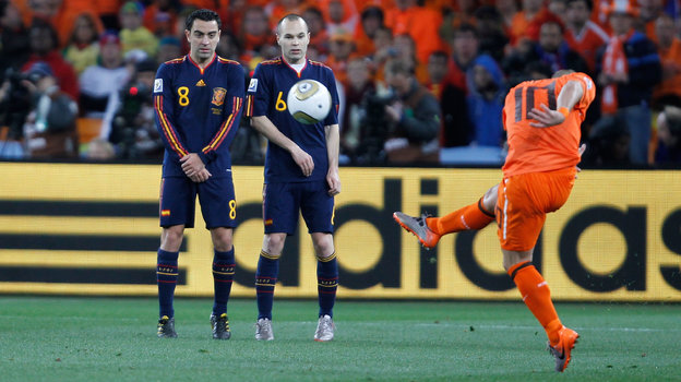 Хави (слева) стоит в стенке с Андресом Иньестой. Футболисты сборной Испании Хави (слева) стоит в стенке с Андресом Иньестой.