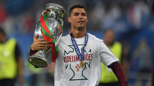 Криштиану Роналду с трофеем Евро-2016. Футболист Криштиану Роналду с трофеем Евро-2016.