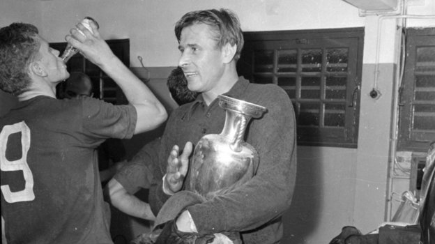 Лев Яшин держит трофей чемпионата Европы-1960. Вратарь сборной СССР Лев Яшин держит трофей чемпионата Европы-1960.