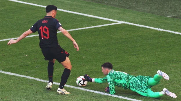 Мирлинд Даку в матче с Хорватией.