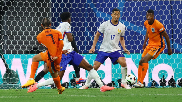 Нидерланды — Франция (0:0). Судьи отменили гол Хави Симонса.