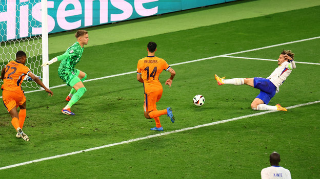 Нападающий сборной Франции Антуан Гризманн бьет по воротам сборной Нидерландов.